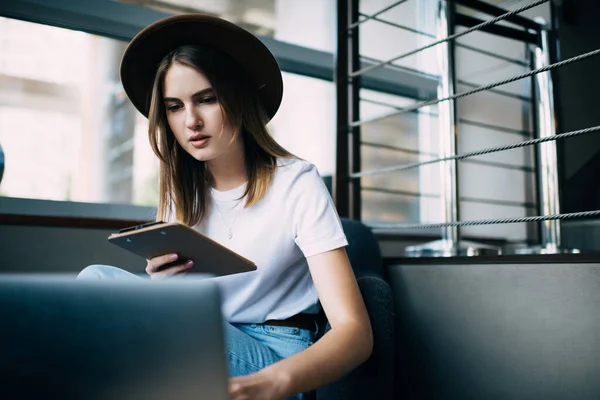 Baixo Ângulo Pensativo Freelancer Feminino Roupa Moda Chapéu Elegante Sentado — Fotografia de Stock