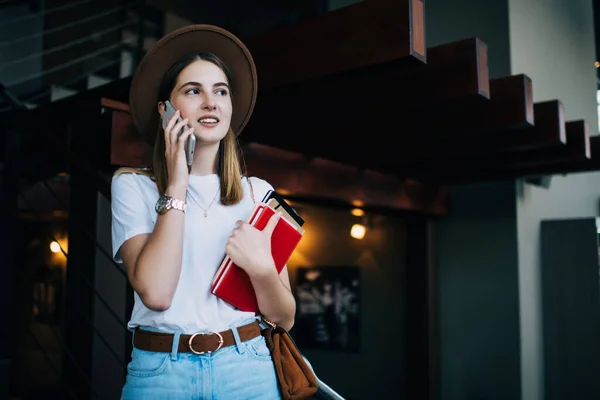 Sonriendo Hermosa Mujer Libro Celebración Moda Desgaste Hablando Teléfono Móvil —  Fotos de Stock