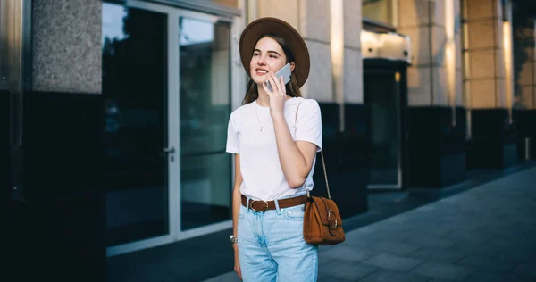 Menina Hipster Vestido Moda Chapéu Desfrutando Livre Andando Rua Cidade — Fotografia de Stock