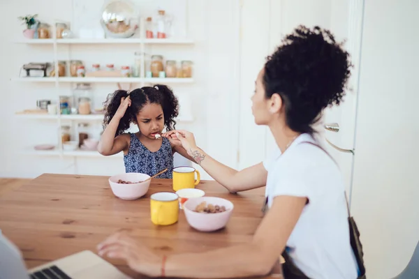 Curly Mãe Afro Americana Casa Roupas Sentadas Mesa Tentando Alimentar — Fotografia de Stock