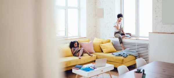 Afrika Amerika Gadis Keriting Duduk Sofa Kuning Dan Bermain Tablet — Stok Foto