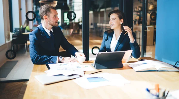 Compañeros Formalmente Vestidos Discutiendo Proyecto Negocios Usando Tableta Mientras Están — Foto de Stock