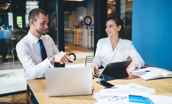 Compañeros Bien Vestidos Discutiendo Datos Negocios Usando Tableta Computadora Portátil — Foto de Stock