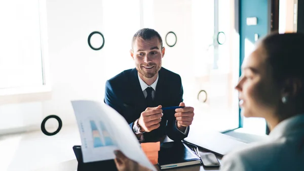 Collega Zitten Samen Praten Business Project Moderne Werkplek Met Panoramische — Stockfoto