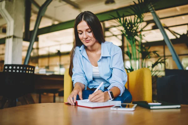 Kaukasische Brünette Studentin Die Bildungsinformationen Notizbuch Schreibt Zeit Für Prüfungsvorbereitungen — Stockfoto