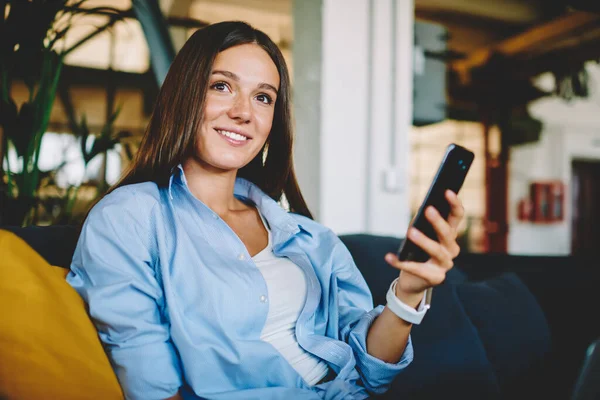 Jovem Adolescente Alegre Sentada Dentro Casa Segurando Telefone Celular Moderno — Fotografia de Stock