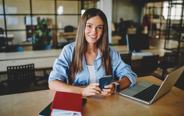 Retrato Estudante Casual Inteligente Sorrindo Para Câmera Durante Learning Campus — Fotografia de Stock