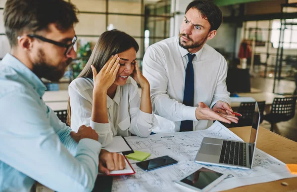 Kaukasischer Chef Unzufrieden Mit Projektmitarbeitern Die Stress Und Kopfschmerzen Vom — Stockfoto