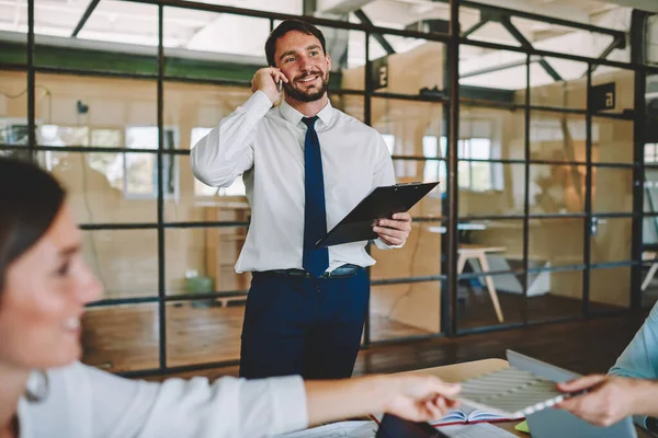 Chefe Masculino Caucasiano Roupas Formais Desfrutando Conversa Smartphone Com Parceiro — Fotografia de Stock