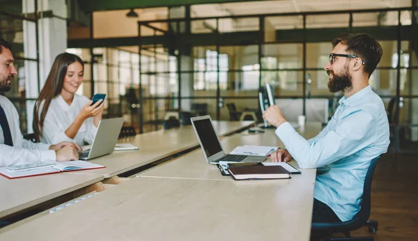 Colleghi Felici Seduti Sul Desktop Godersi Giornata Lavorativa Ufficio Aziendale — Foto Stock