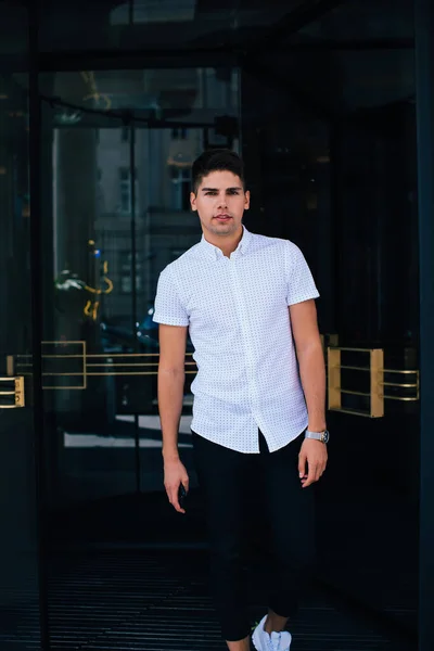 Cheerful Young Man Wearing Casual Clothes Smiling While Walking Street — Stock Photo, Image