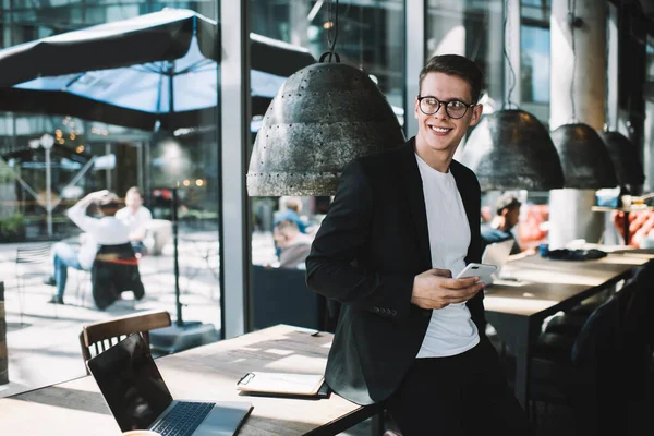 Ung Munter Mann Briller Svart Elegant Dress Som Smykker Mobiltelefon – stockfoto