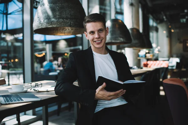 Conteúdo Empreendedor Masculino Trabalhando Startup Aconchegante Café Escrevendo Notebook Enquanto — Fotografia de Stock