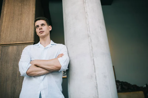 Confident Young Man Standing Wall Crossed Arms While Looking Away — Stock Photo, Image