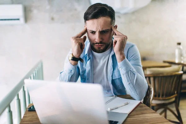 Junge Angespannte Männer Denken Beim Blick Auf Laptop Und Sitzen — Stockfoto