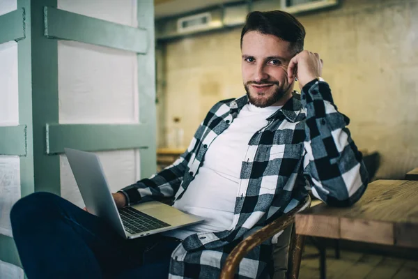 Jovem Freelancer Masculino Camiseta Quadriculada Moda Navegando Netbook Durante Trabalho — Fotografia de Stock