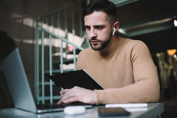 Junger Bärtiger Nachdenklicher Mann Mit Laptop Während Mit Notizblock Der — Stockfoto