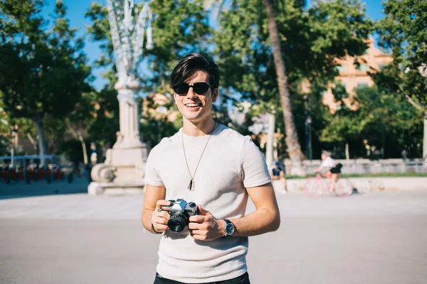 Homme Ethnique Souriant Tenue Décontractée Lunettes Soleil Tendance Debout Sur — Photo