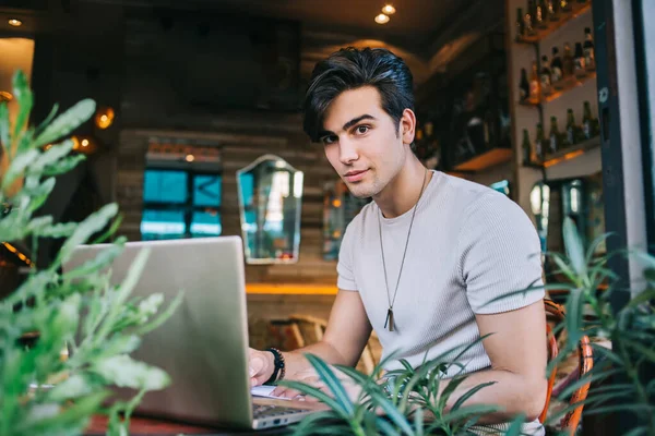 Étudiant Tee Shirt Blanc Prenant Des Notes Aide Ordinateur Portable — Photo