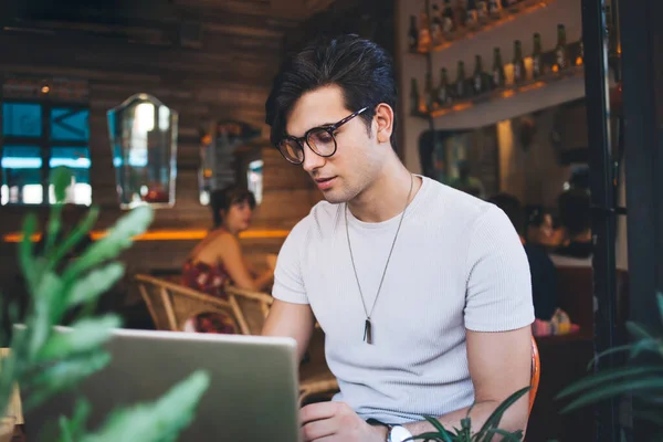 Satisfeito Macho Sentado Mesa Madeira Perto Janela Com Laptop Olhando — Fotografia de Stock