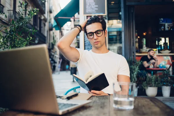 Tânăr Concentrat Tip Ochelari Stând Masă Laptop Atingând Capul Timp — Fotografie, imagine de stoc