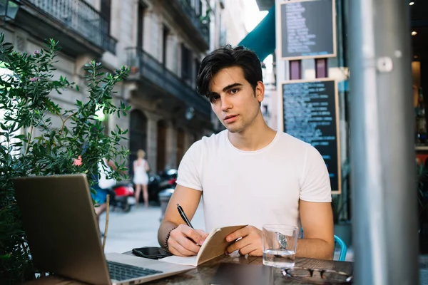 Grave Pigiste Aux Cheveux Noirs Avec Ordinateur Portable Ordinateur Portable — Photo