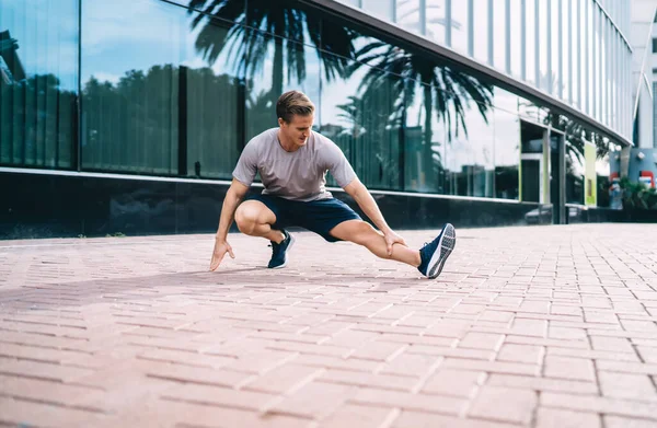 Corredor Masculino Caucásico Fuerte Que Hace Ejercicios Calentamiento Que Estiran — Foto de Stock