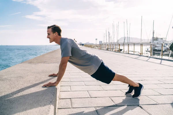 Bepaalde Blanke Hipster Guy Training Ochtend Aan Kust Doen Push — Stockfoto