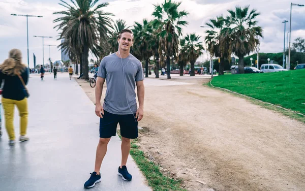 Retrato Mitad Longitud Jogger Masculino Caucásico Alegre Ropa Activa Disfrutando — Foto de Stock