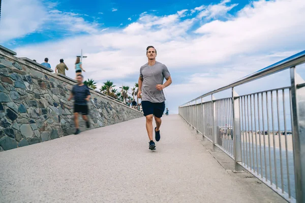 Fuerte Deportista Años Los Auriculares Disfrutando Del Ocio Activo Mañana — Foto de Stock