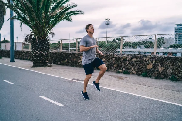 Fuerte Atleta Masculino Caucásico Saltando Ejercicio Cardiovascular Adelgazando Sintiendo Energía — Foto de Stock