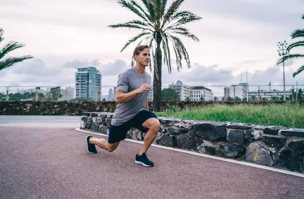 Varón Caucásico Serio Desgaste Activo Haciendo Sentadillas Los Músculos Calentamiento — Foto de Stock