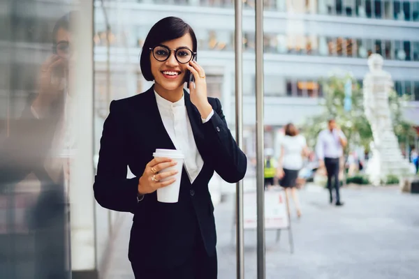 Hedendaagse Jonge Zakenvrouw Formele Kleding Bril Met Een Kopje Afhaalkoffie — Stockfoto