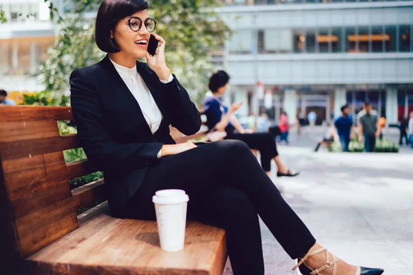 Crop Joven Mujer Negocios Alegre Traje Formal Negro Tener Conversación —  Fotos de Stock