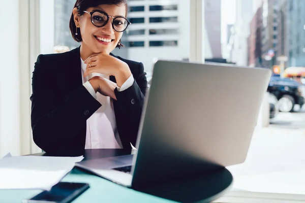 Gerente Feminina Alegre Óculos Roupas Formais Sentado Local Trabalho Moderno — Fotografia de Stock