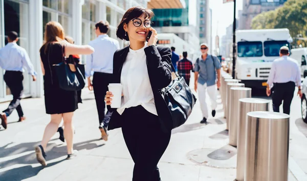 Mulher Sorridente Positivo Desgaste Formal Óculos Andando Rua Nova York — Fotografia de Stock