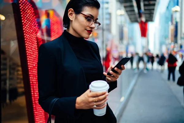 Crop Lady Elegante Traje Mensajería Celebración Taza Café Mientras Que — Foto de Stock