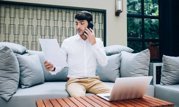 Pensivo Imprenditore Etnico Maschile Abbigliamento Formale Parlando Sul Cellulare Leggendo — Foto Stock