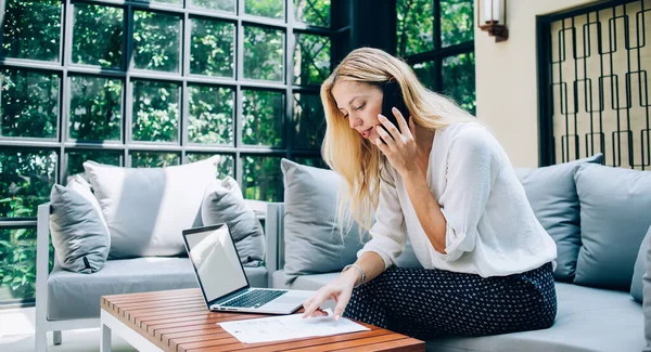 Seitenansicht Einer Fokussierten Unternehmerin Die Smartphone Telefoniert Und Dokumente Liest — Stockfoto