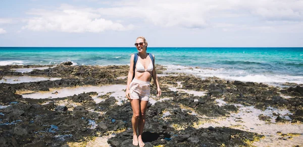 Joven Viajera Alegre Vistiendo Bikini Blanco Con Shorts Gafas Sol — Foto de Stock