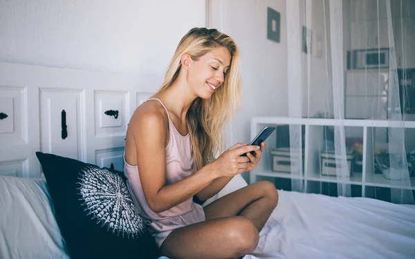 Счастливая Женщина Блоггер Проверяет Информацию Интернете Время Отдыха Уютной Спальне — стоковое фото