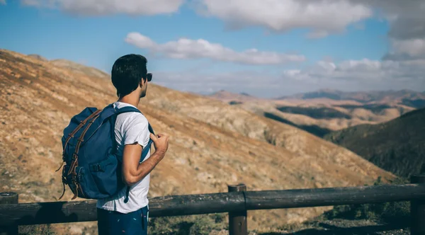 Männlicher Wanderer Erkundet Wildes Land Mit Höhenlage Den Bergen Junger — Stockfoto