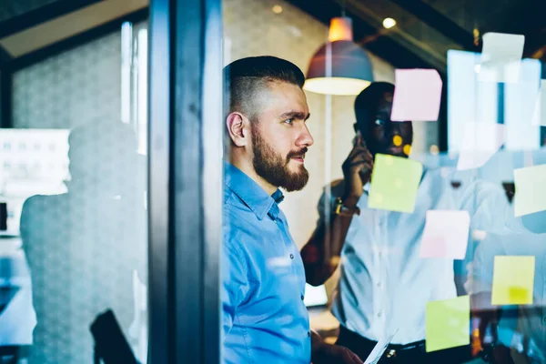 Diversity Handelsexperten Planen Erfahrungsaustausch Bei Gemeinsamem Treffen Modernem Büro Mit — Stockfoto