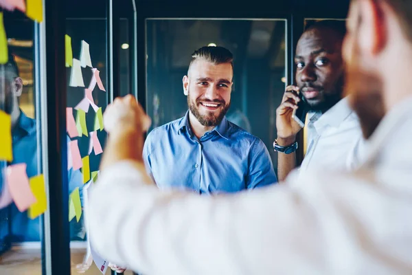 Experienced Dark Skinned Proud Ceo Formal Wear Talking Operator Phone — Stock Photo, Image