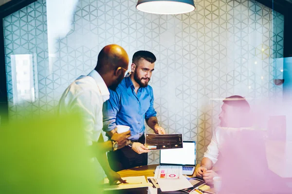 Diversidad Grupo Expertos Masculinos Discutiendo Ideas Proyectos Durante Trabajo Equipo — Foto de Stock