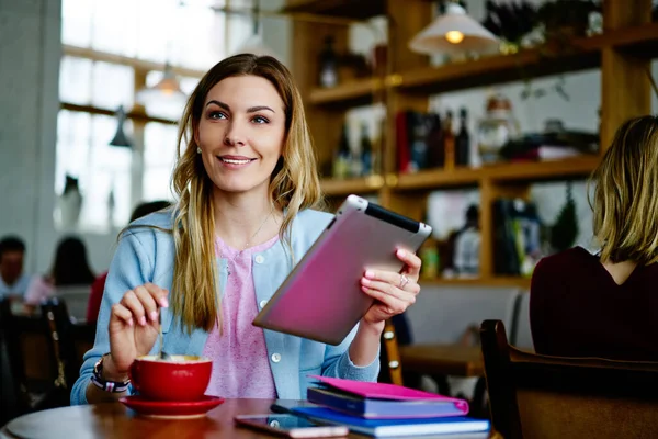 Mujer Alegre Ropa Casual Sonriente Tableta Navegación Mientras Está Sentado — Foto de Stock