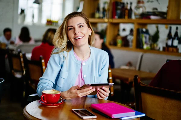 Fröhliche Junge Frau Elegantem Outfit Sitzt Kleinem Tisch Gemütlichen Café — Stockfoto