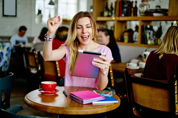 Mujer Alegre Ropa Casual Sonriendo Mientras Lee Noticias Tableta Mientras — Foto de Stock