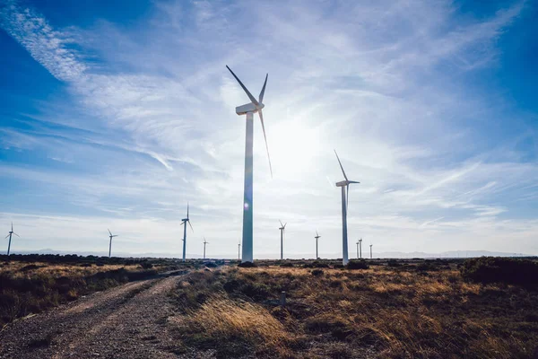 Turbinas Molinos Viento Bajo Ángulo Que Generan Energía Verde Están —  Fotos de Stock