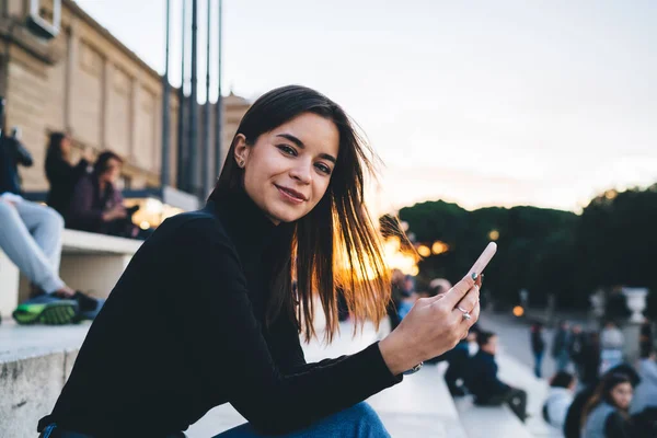 Vista Laterale Felice Giovane Bruna Indossa Abbigliamento Casual Utilizzando Smartphone — Foto Stock